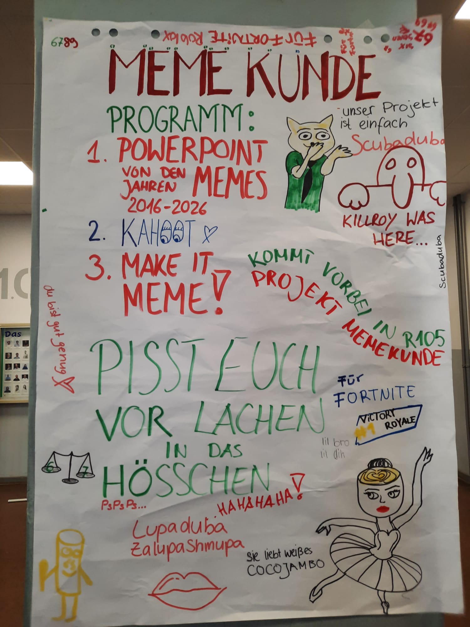 Selbstgestaltetes Plakat „Memekunde“ mit dem Programm der Woche und bunten Meme-Zeichnungen