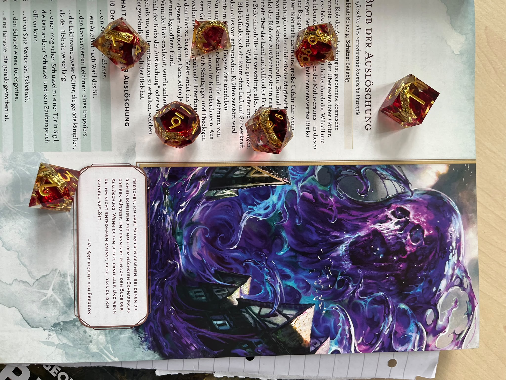 Aufgeschlagenes Dungeons-and-Dragons-Regelwerk mit W20-Würfeln auf der Seite über den Blob der Auslöschung