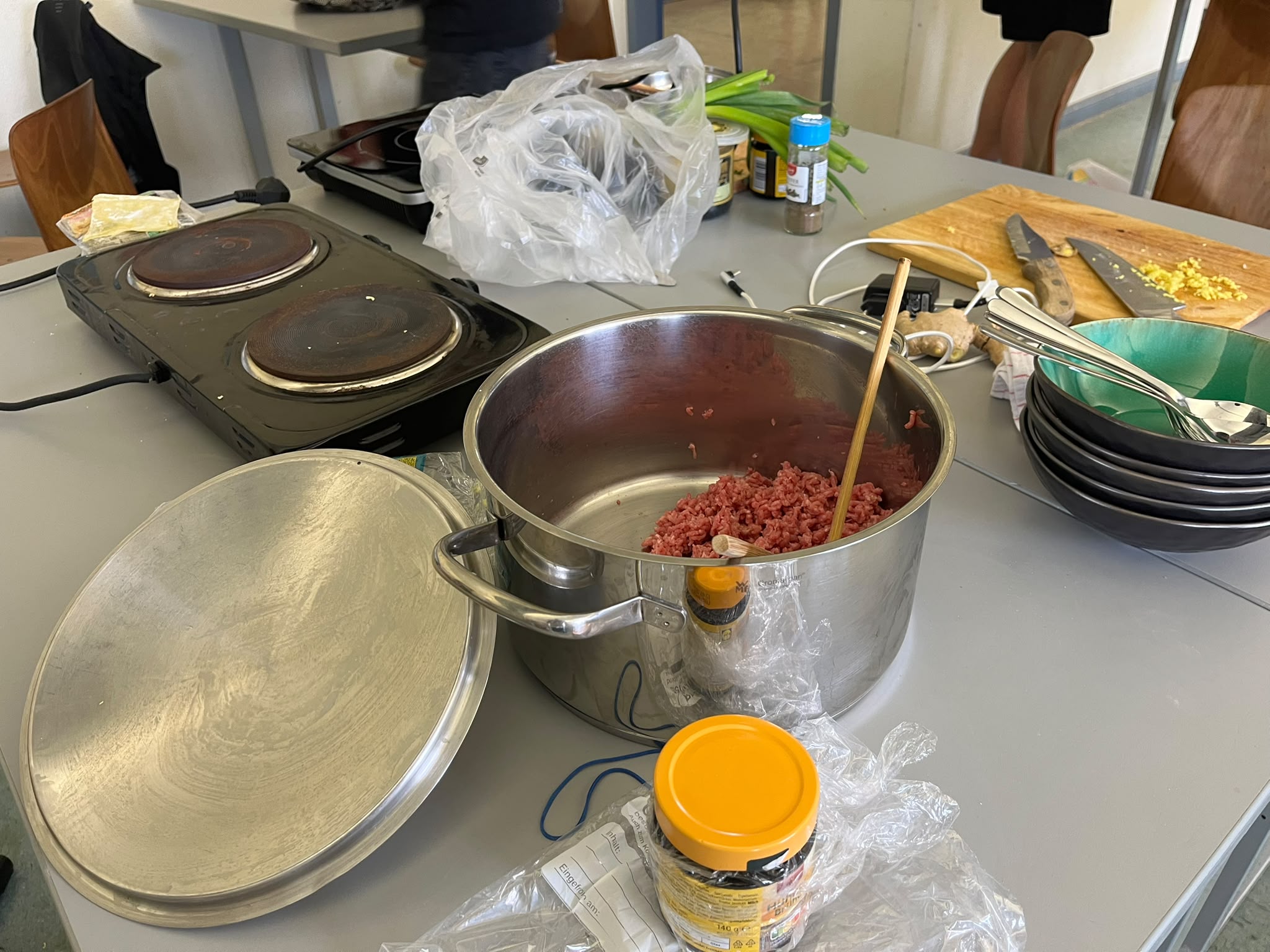 Hackfleisch wird im Topf für das Kochprojekt vorbereitet