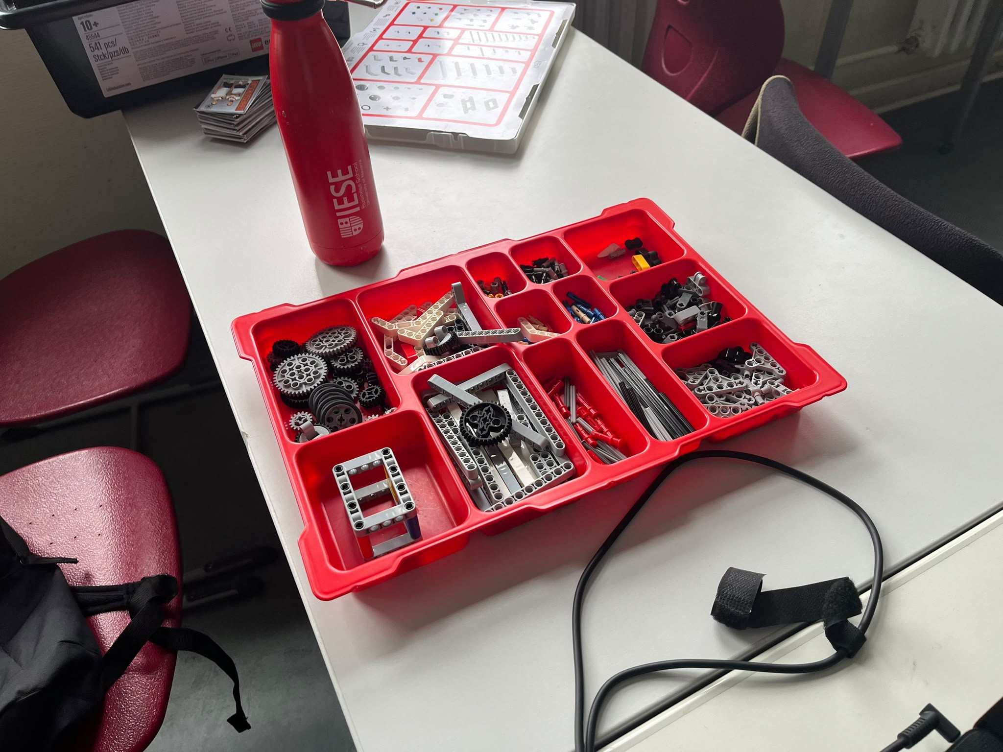 Sortierbox mit Lego-Technik-Einzelteilen wie Zahnrädern, Achsen und Verbindern
