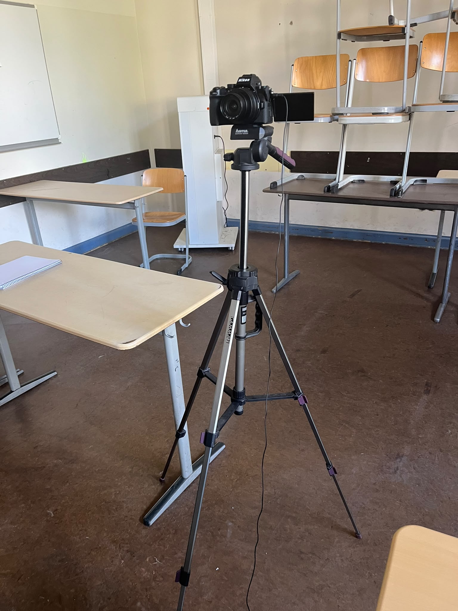 Kamera auf Stativ im Klassenzimmer, bereit für die Filmaufnahmen